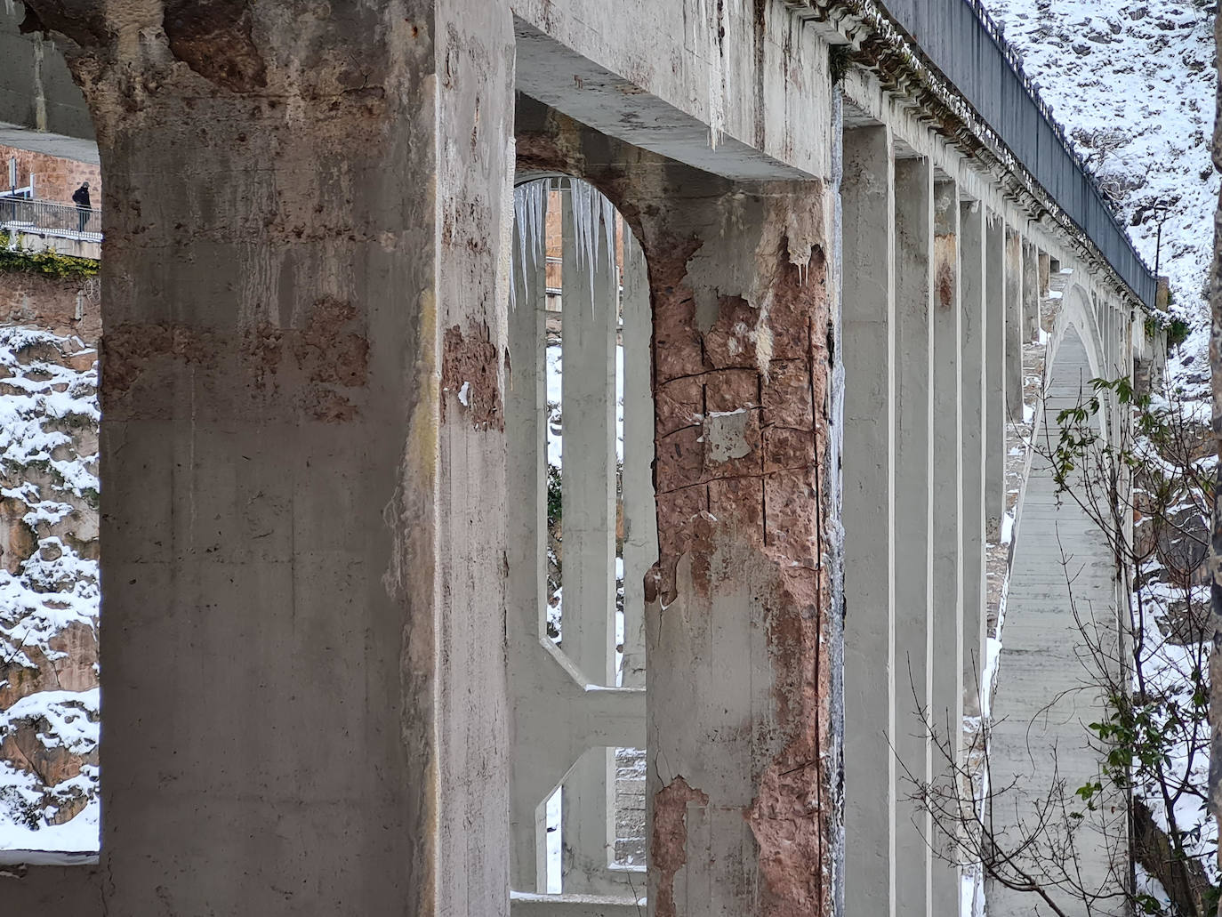 Los daños sufridos con el paso del tiempo son evidentes en el puente de Ortigosa.