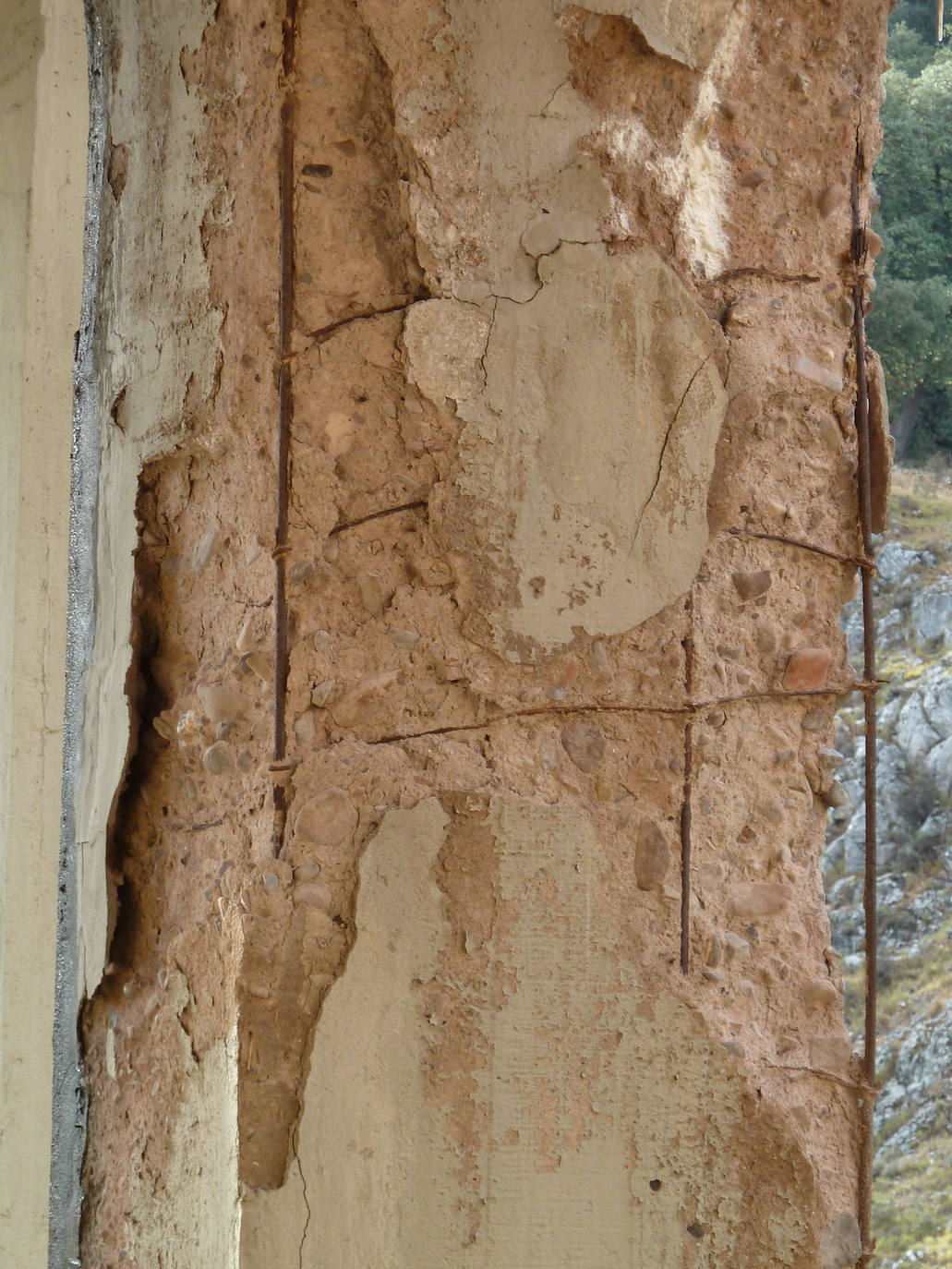 Los daños sufridos con el paso del tiempo son evidentes en el puente de Ortigosa.