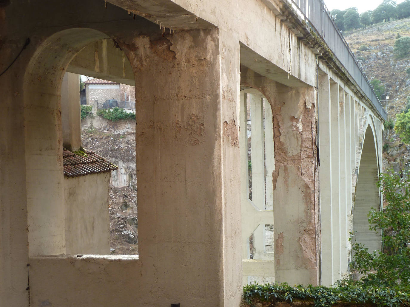 Los daños sufridos con el paso del tiempo son evidentes en el puente de Ortigosa.