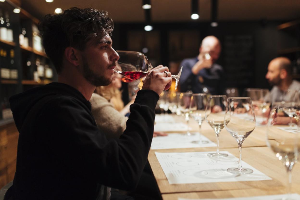 Imagen de una cata de vinos formativa. 