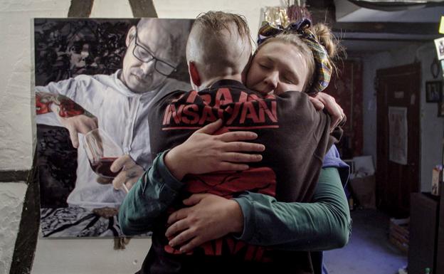 Barbora abraza a Bertil tras ver el cuadro.