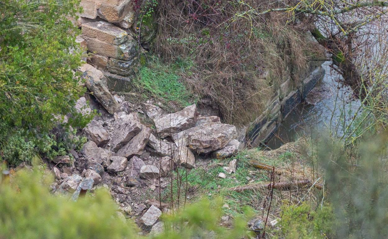 El Gobierno local se compromete a reconstruir el arco de Mantible