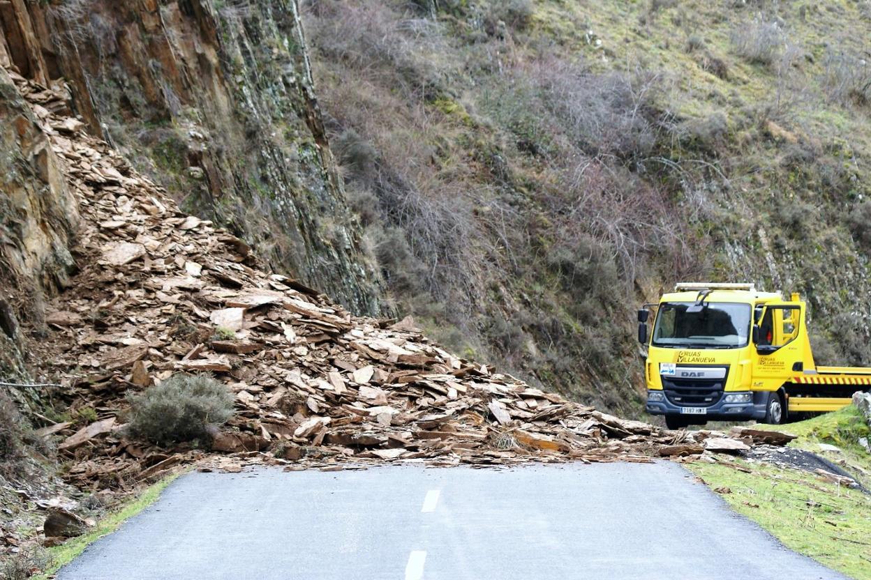 Las rocas y tierra caídas por el desprendimiento ocuparon totalmente la calzada impidiendo el tráfico, que fue restablecido horas más tarde. 