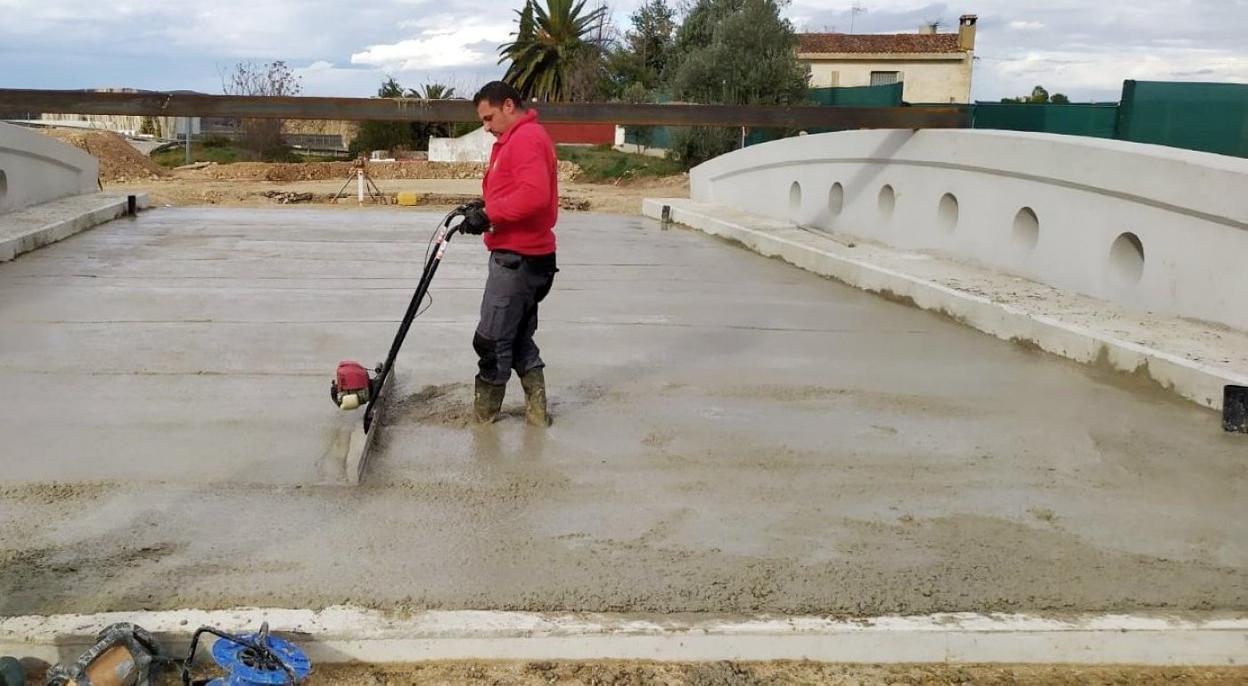 Trabajos realizados para el hormigonado del nuevo puente sobre el canal de Lodosa. 