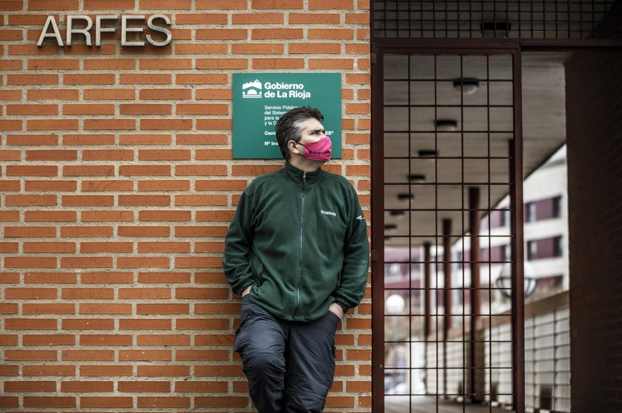 Diego, ante la sede en Logroño de la Asociación Salud Mental La Rioja. 