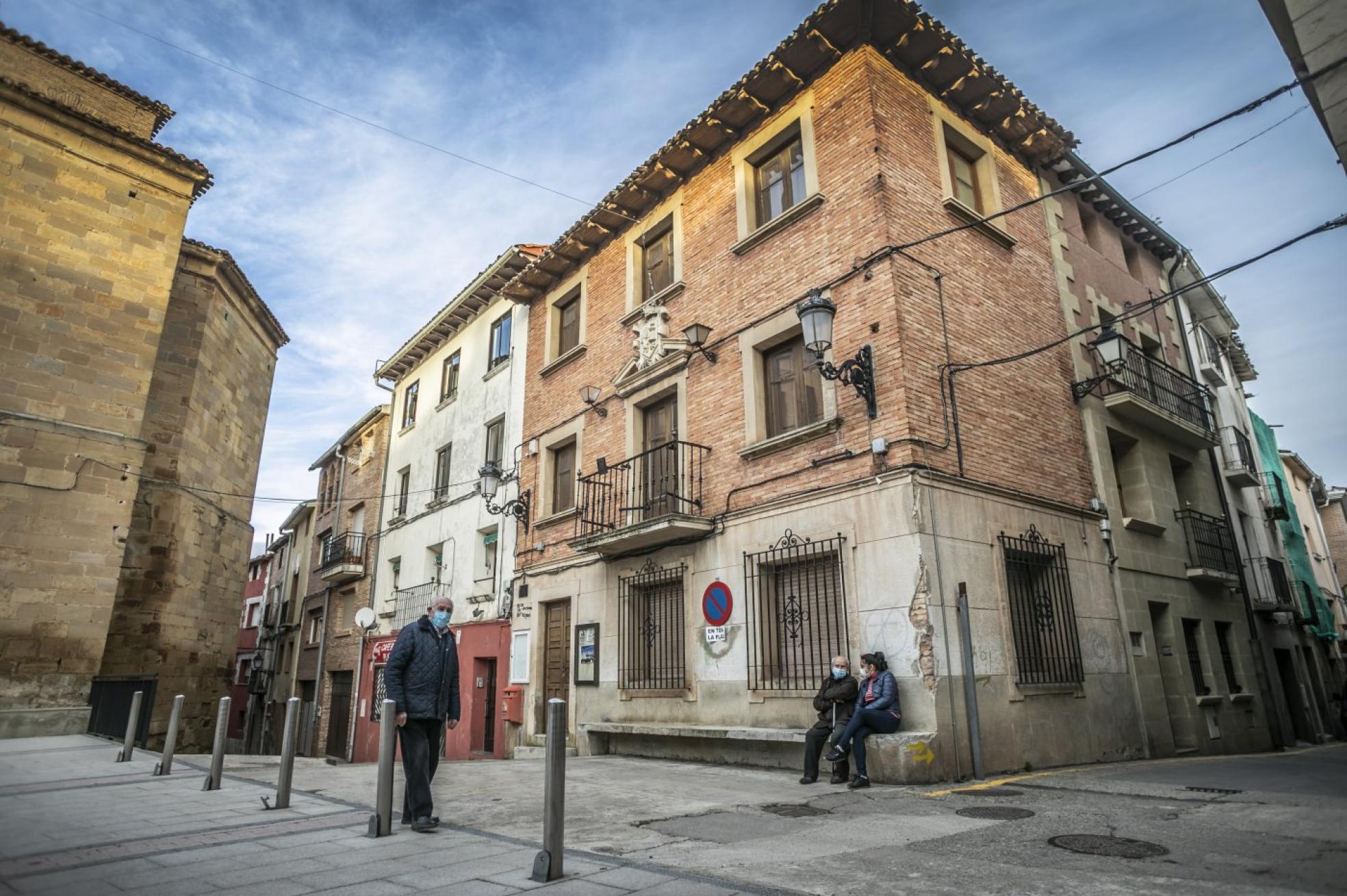 Unos vecinos junto al antiguo Ayuntamiento de Alberite, que va a albergar la nueva biblioteca municipal. 