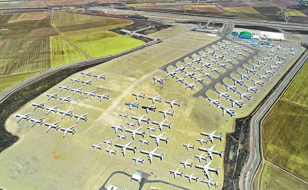 Panorámica a vista de dron de 'la campa', donde estacionan los aviones y se someten a continuas revisiones para garantizar su aeronavegabilidad.