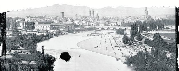 Logroño en 1865, obra de Jean Laurent, con el convento de San Francisco, el Puente de Piedra antiguo y la torre de Santiago con chapitel. 
