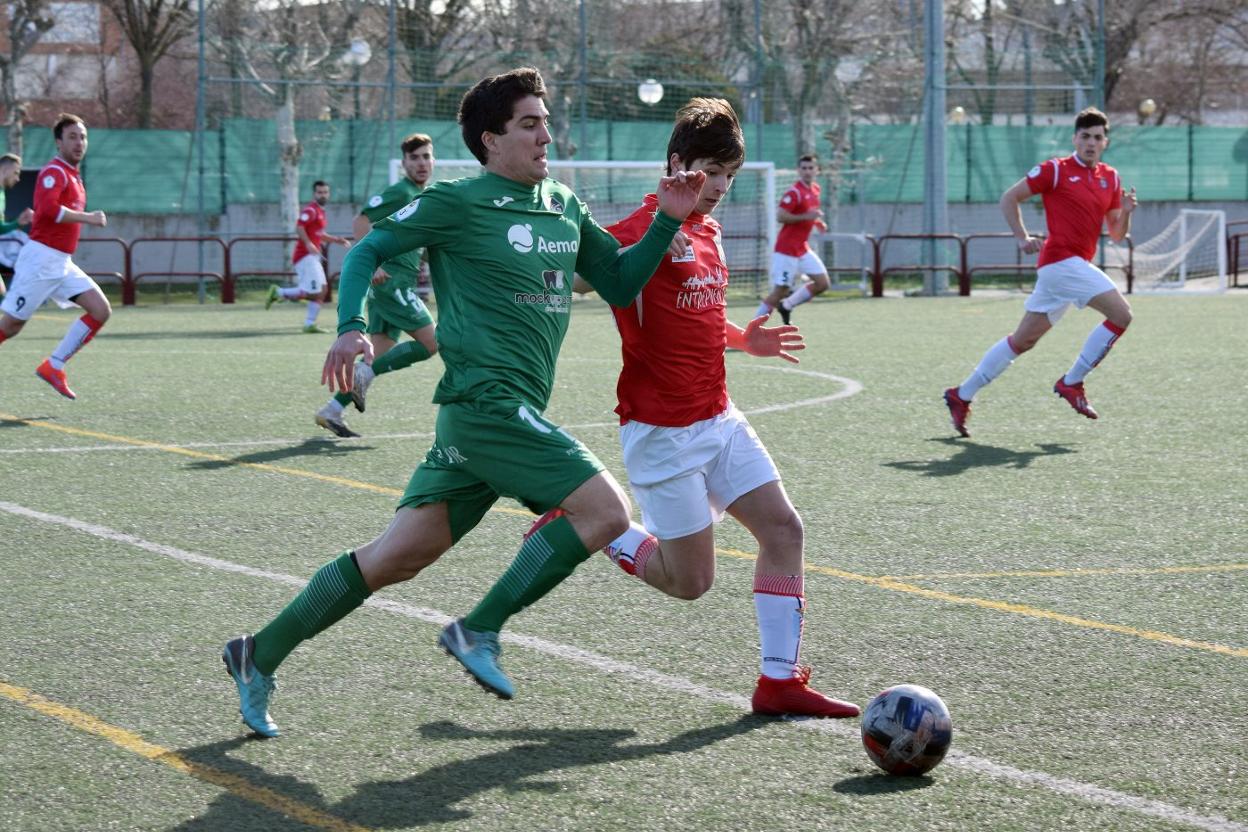 Albín intenta hacerse con el balón en el choque contra el Villegas. 