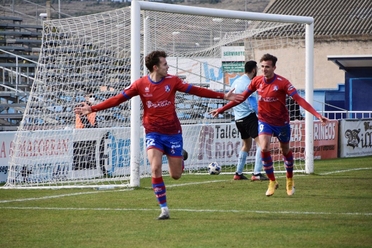 Alvaro Maiso celebra el segundo gol del Calahorra B seguido de Bonilla. 