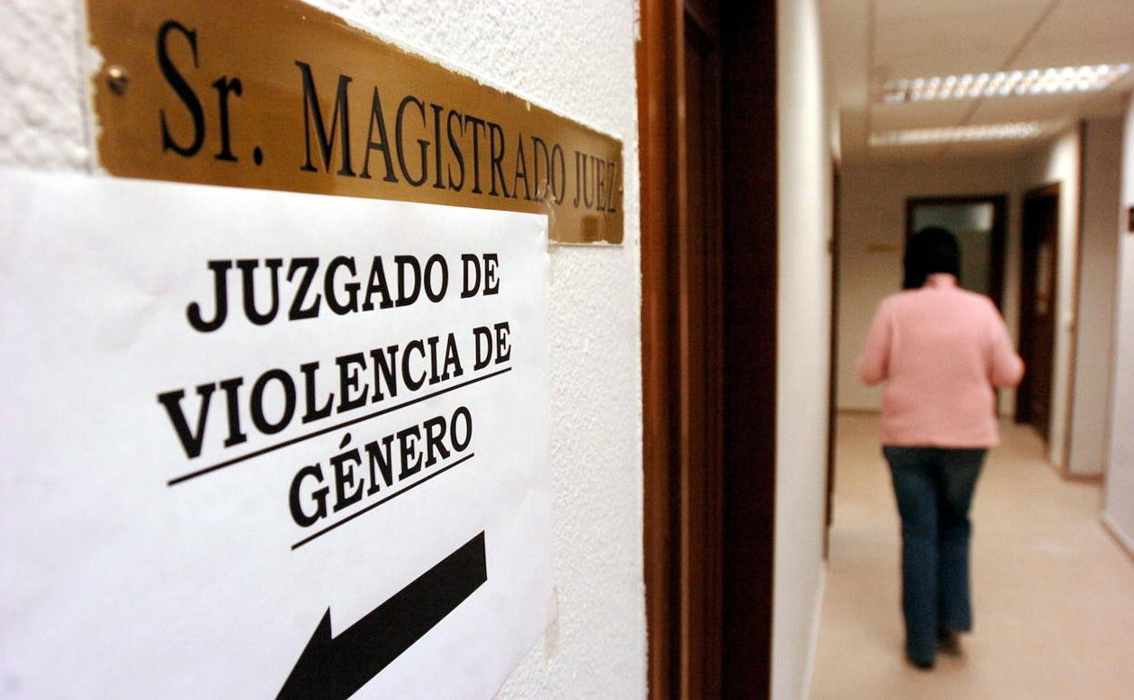 Vista del pasillo de acceso a un juzgado especializado de violencia de género de Logroño. 