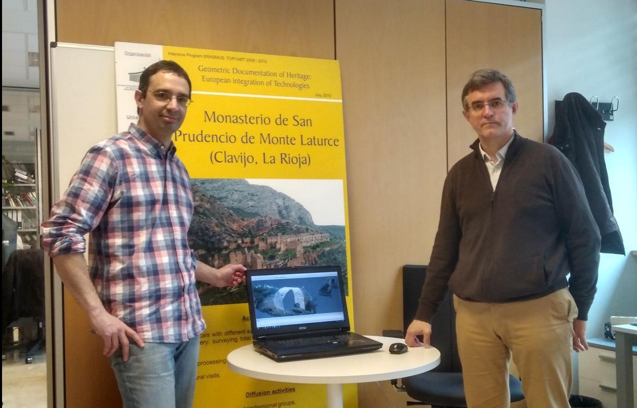 Rodríguez Miranda y Valle Melón posan junto a parte de su obra. 