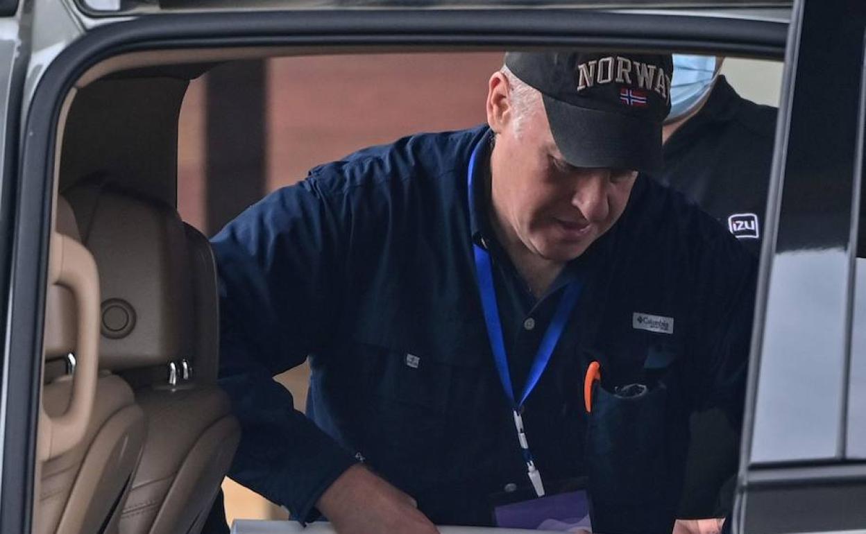 Uno de los miembros de la OMS abandona sube a un coche en Wuhan.