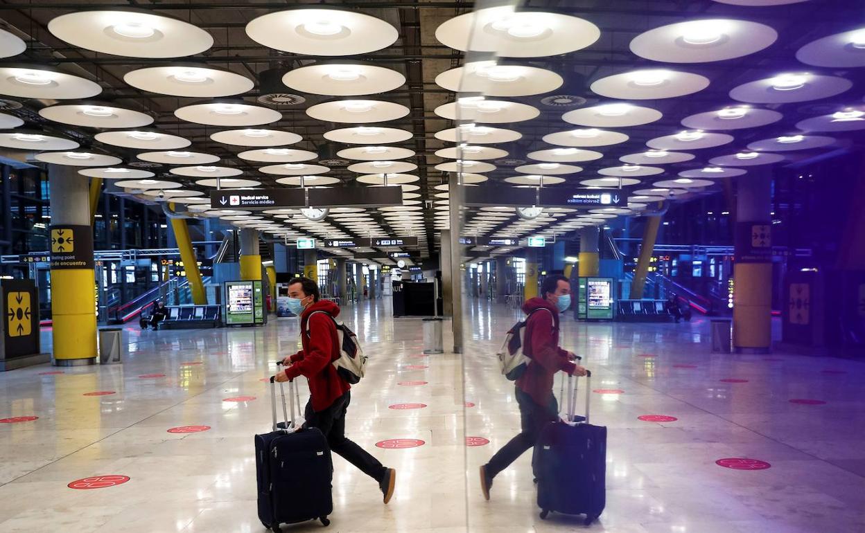 Un pasajero, en Barajas.