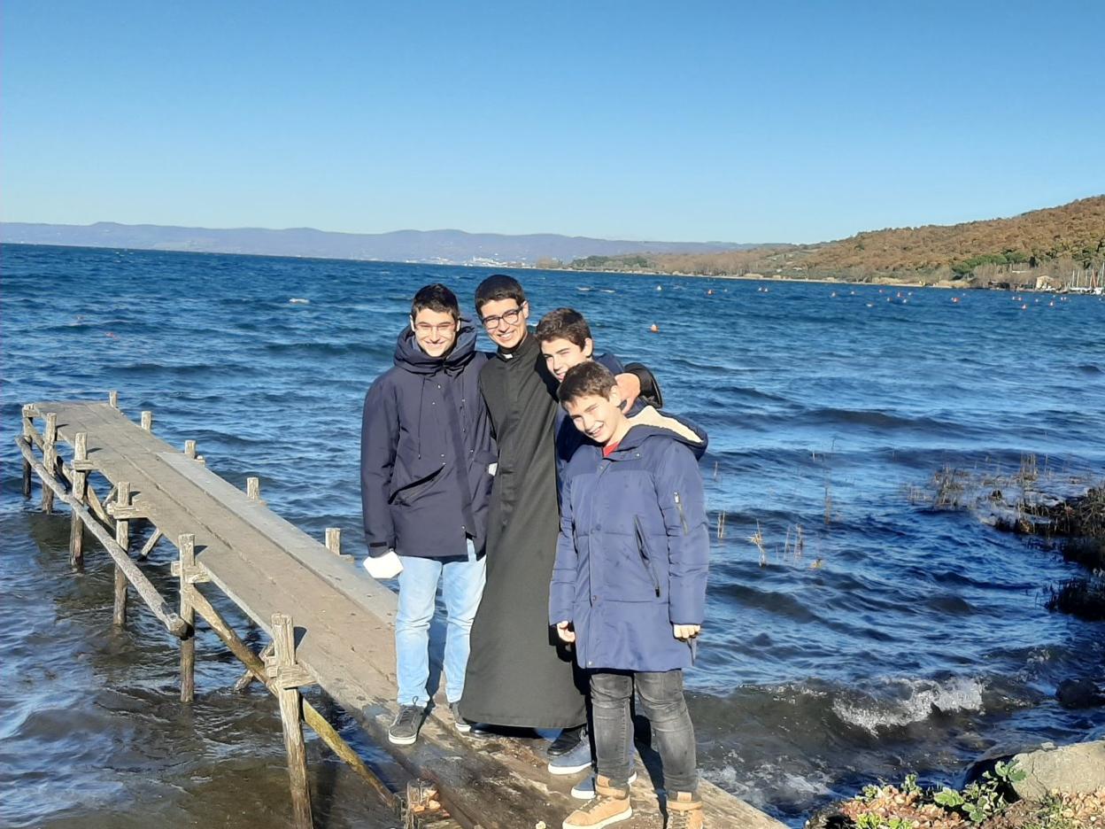 Jorge, con sus hermanos Raúl, Mateo y Samuel, que acudieron a Montefiascone con sus padres. 