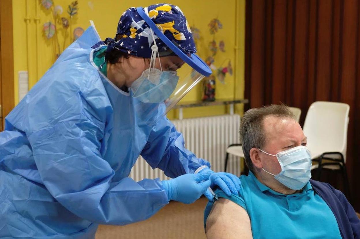 Javier Martín, de 68 años, fue el primer residente riojano vacunado, el 27 de diciembre en la Fundación Hogar Madre de Dios de Haro. 