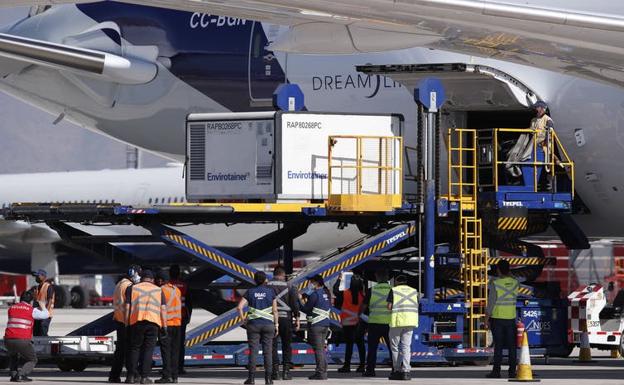 Llegada de vacunas a un aeropuerto chileno. EPA-EFE