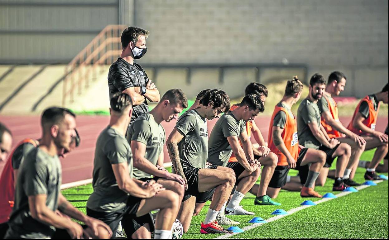 Una sesión de entrenamiento del Haro Deportivo en el estadio municipal de El Mazo. 