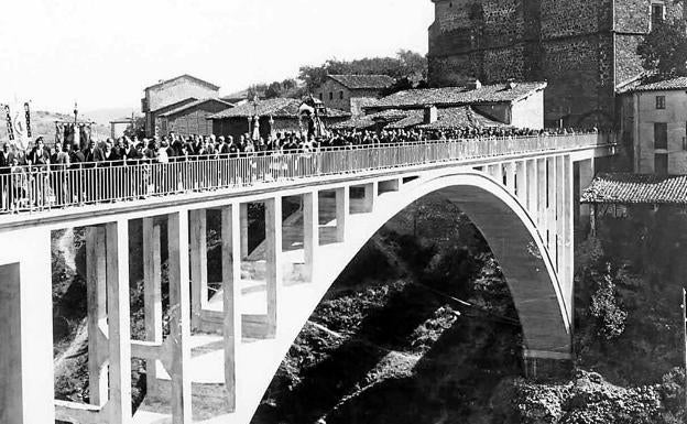 Los vecinos de Ortigosa sobre el viaducto el día de su inauguración, en 1924. 