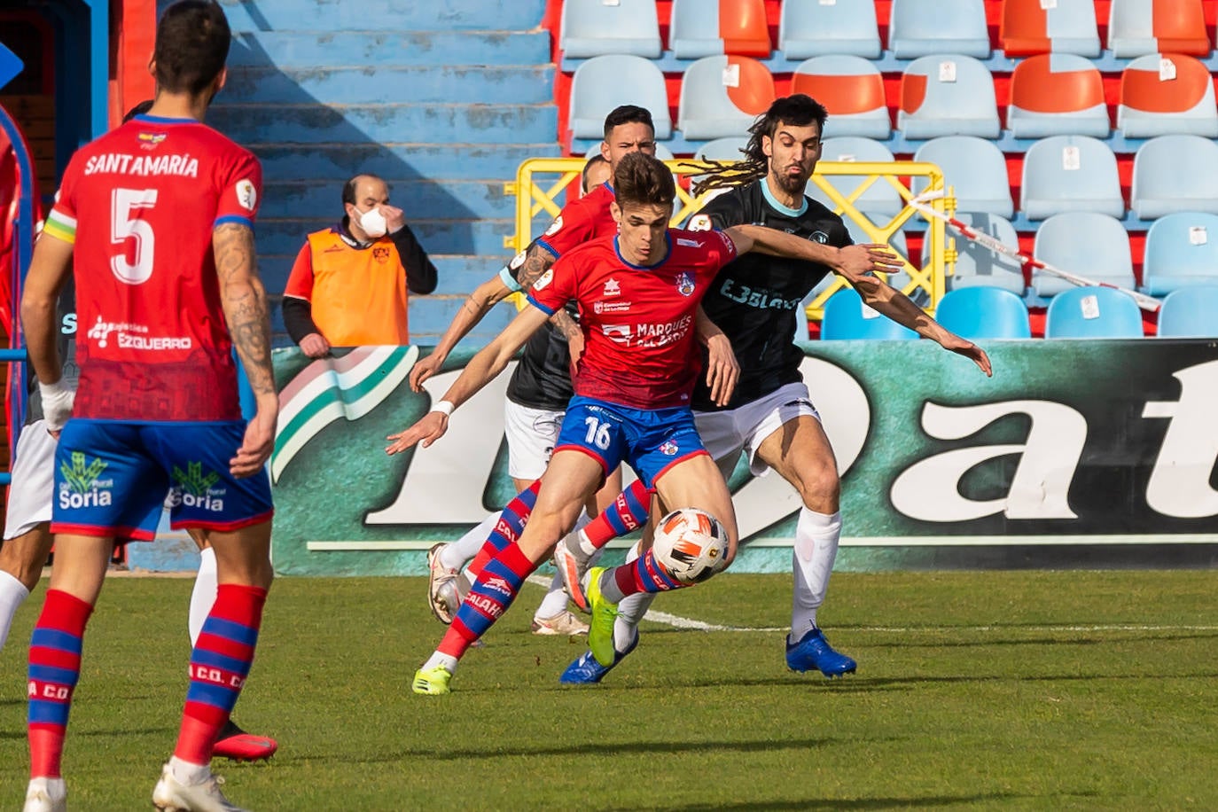 Fotos: Las imágenes del derbi entre el Calahorra y la SD Logroñés en La Planilla