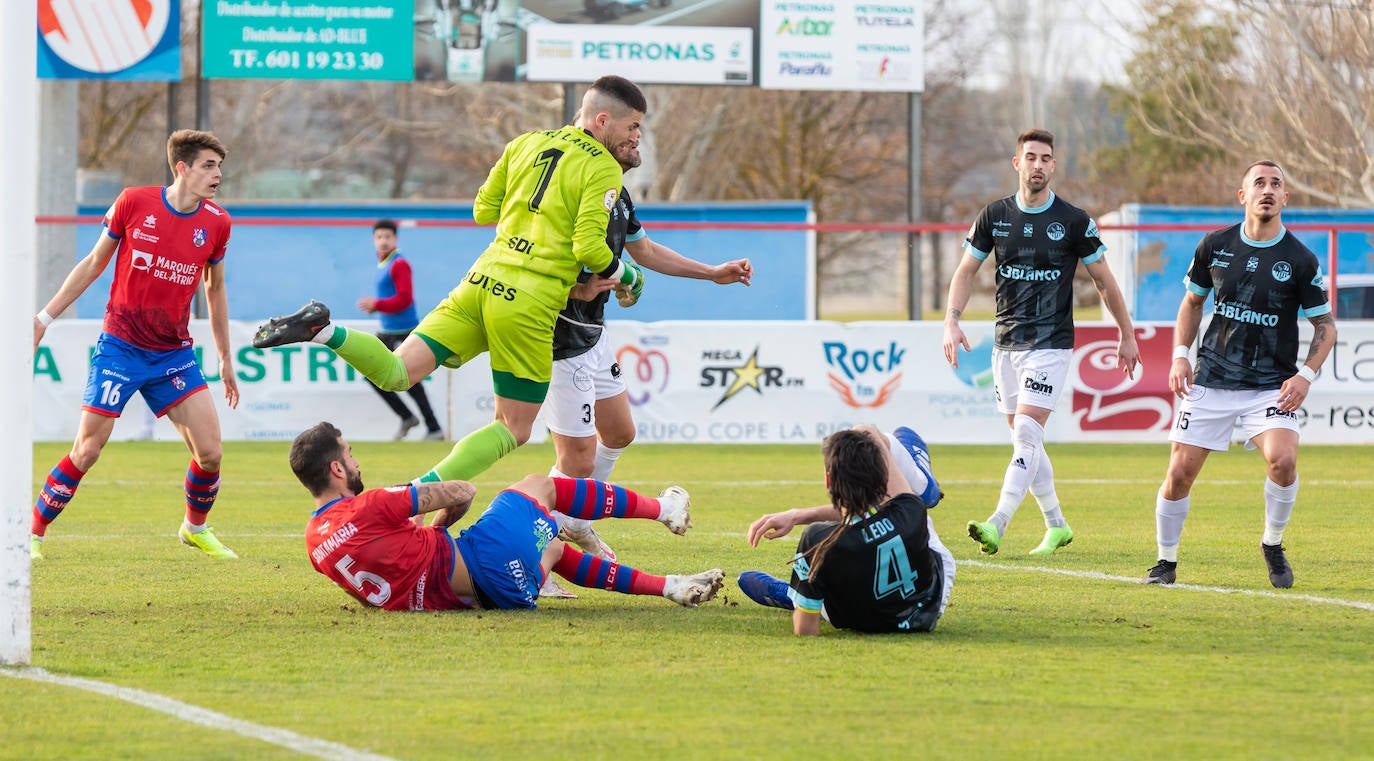 Fotos: Las imágenes del derbi entre el Calahorra y la SD Logroñés en La Planilla