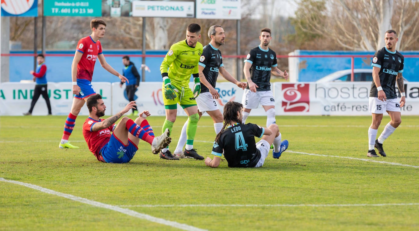 Fotos: Las imágenes del derbi entre el Calahorra y la SD Logroñés en La Planilla