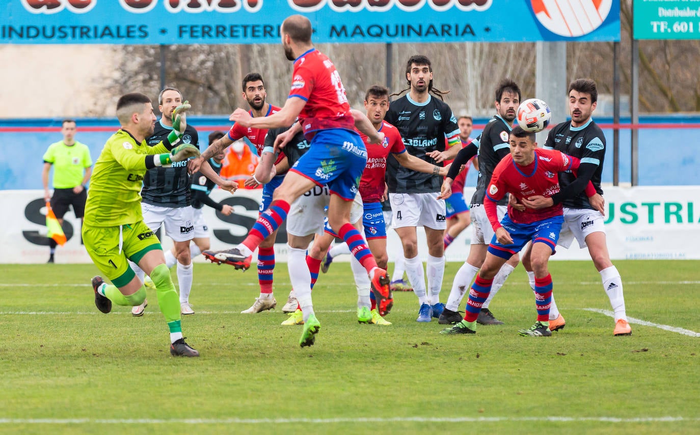 Fotos: Las imágenes del derbi entre el Calahorra y la SD Logroñés en La Planilla