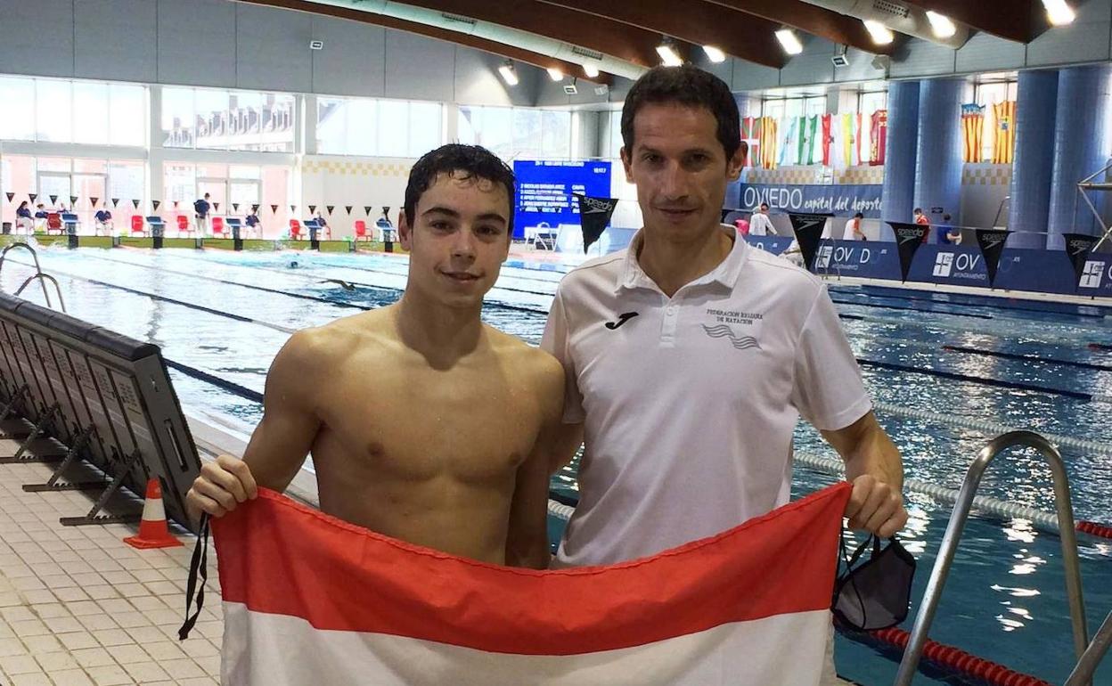 Iván Martínez, con su entrenador, Fernando Godoy