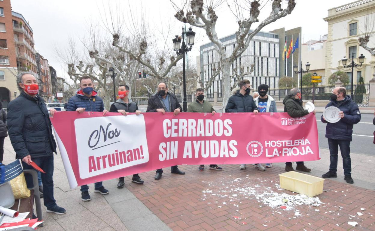 Los hosteleros han vuelto a salir a la calle para reclamar la apertura de sus negocios. 