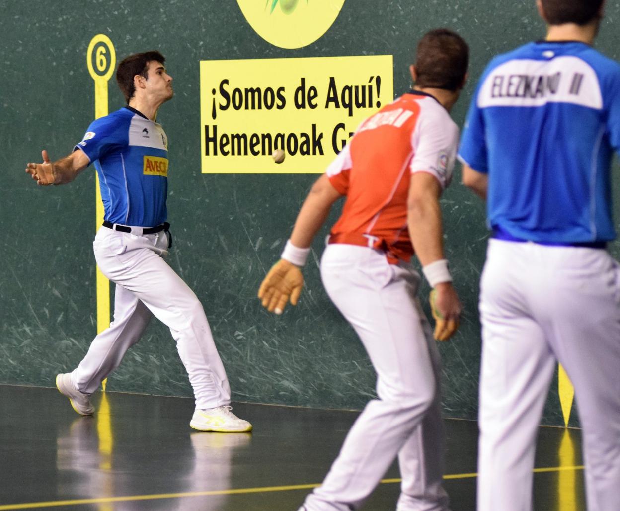 Zabala arma su mano izquierda para golpear desde el seis, el pasado sábado en el Adarraga. 
