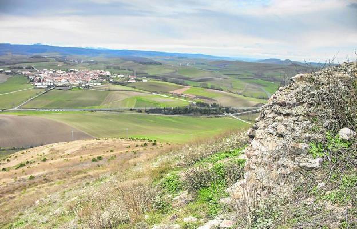 Restos de la empalizada defensiva que aún pueden verse en el cerro. Al fondo, Grañón.. 