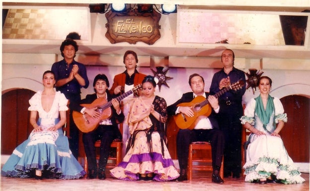 Chiquito de la Calzada (dcha.), como palmero en el tablao 'El Flamenco' de Tokio en los 80. 