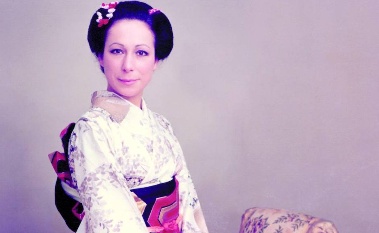 La bailarina Cristina Hoyos, con atuendo de geisha, en uno de sus viajes a Japón en los 70. 