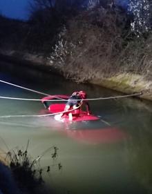 Imagen secundaria 2 - Fallecen dos personas al precipitarse su coche al canal de Lodosa en Alfaro