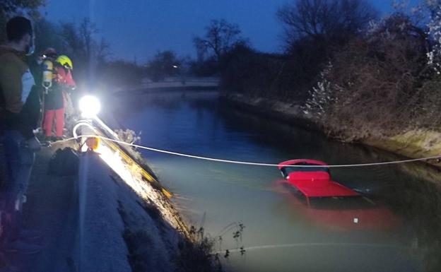 Imagen principal - Fallecen dos personas al precipitarse su coche al canal de Lodosa en Alfaro