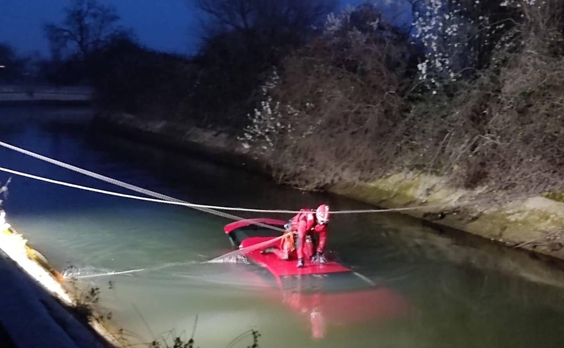 Fallecen dos personas al precipitarse su coche al canal de Lodosa en Alfaro