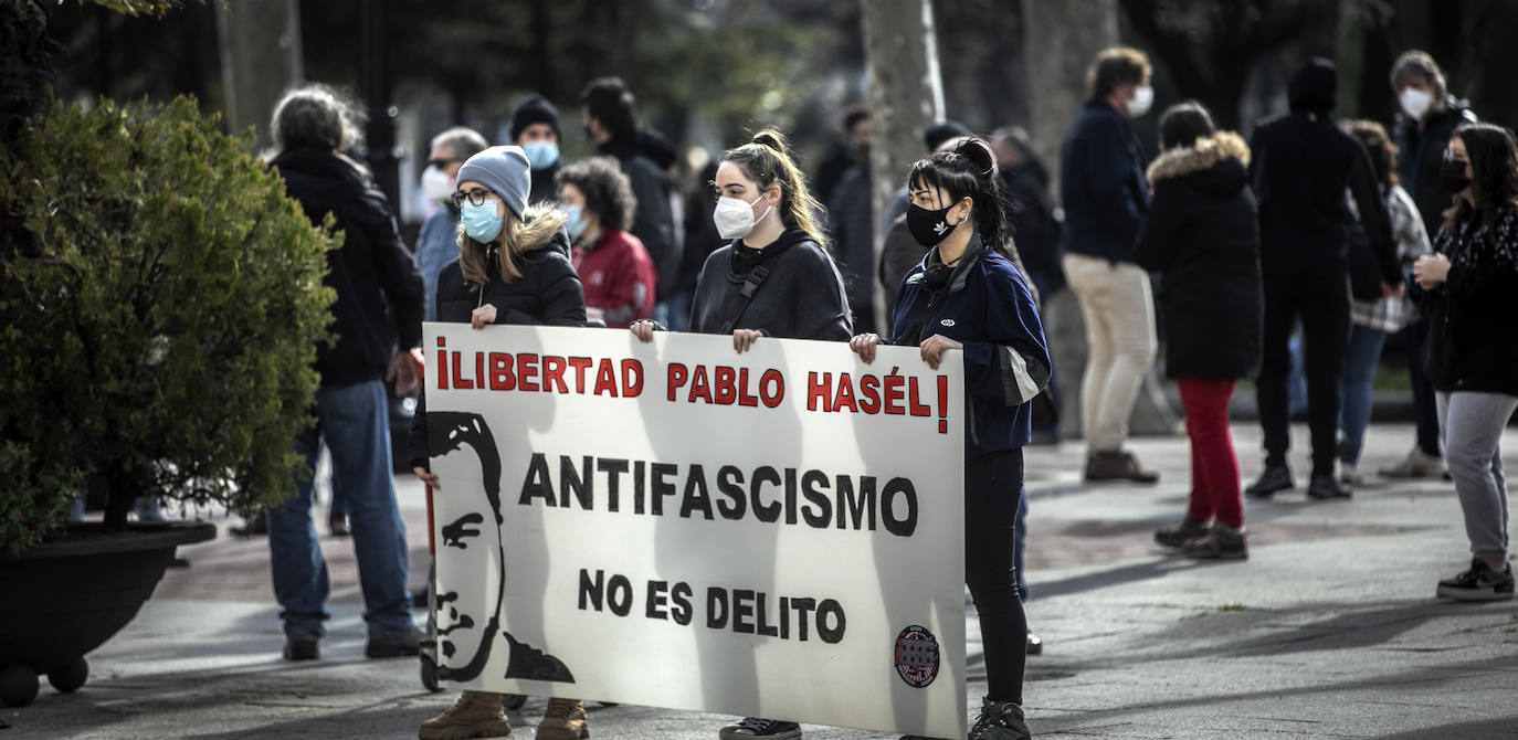 Fotos: Un centenar de personas reclaman en Logroño libertad para Pablo Hasél