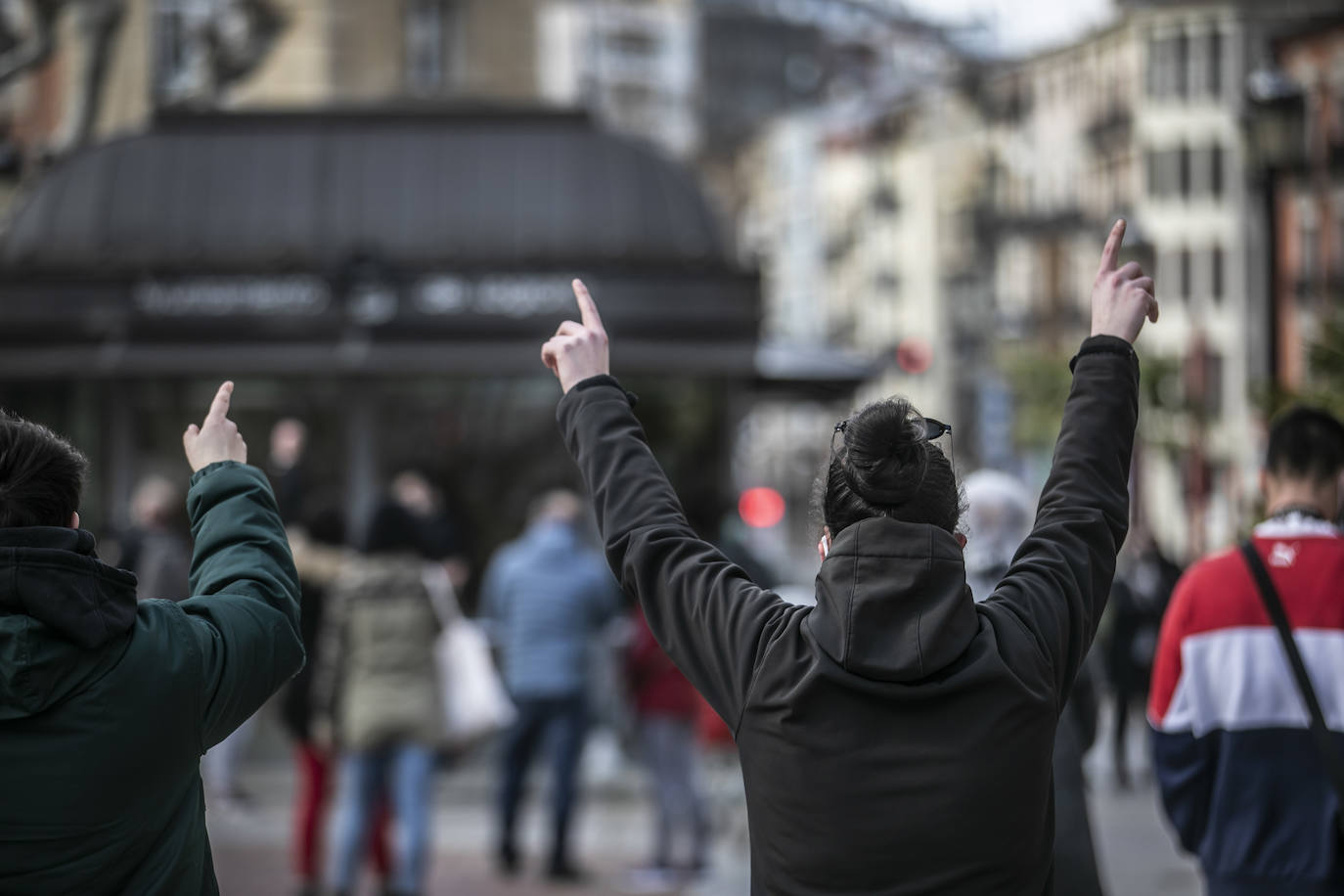 Fotos: Un centenar de personas reclaman en Logroño libertad para Pablo Hasél