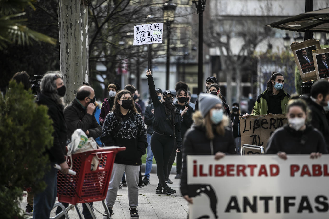 Fotos: Un centenar de personas reclaman en Logroño libertad para Pablo Hasél