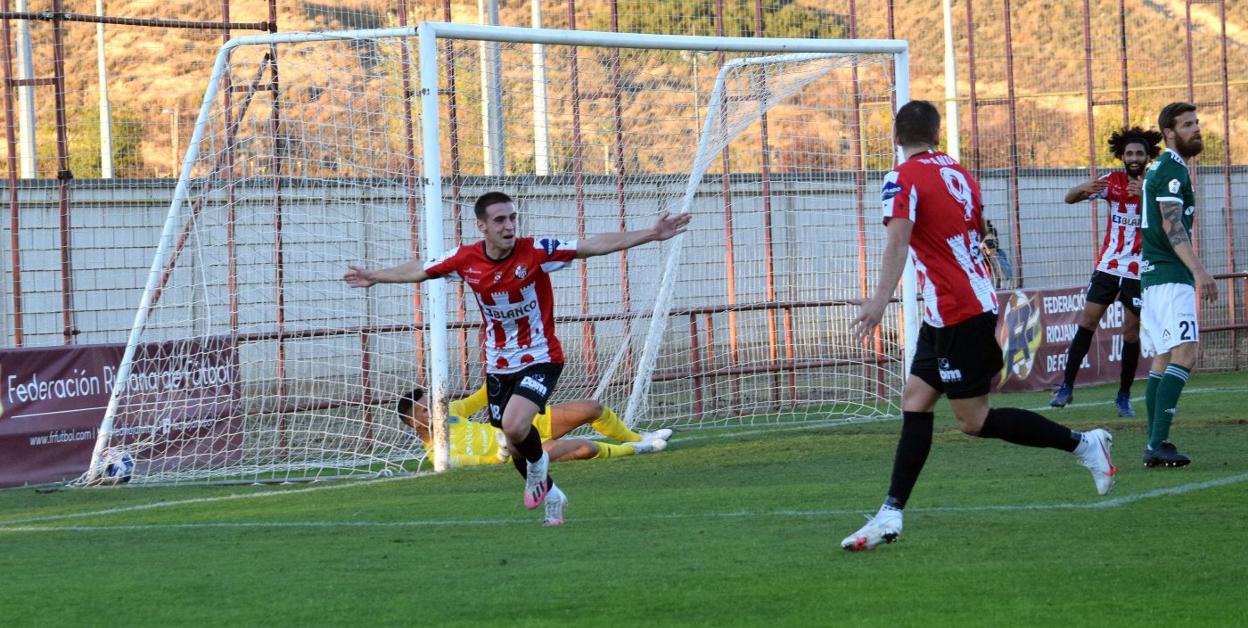 El blanquirrojo, Diego Esteban, celebra un gol anotado en el campo Mundial 82 de Logroño. 