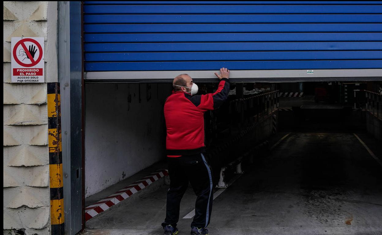 Un trabajador cierra un taller por las restricciones.