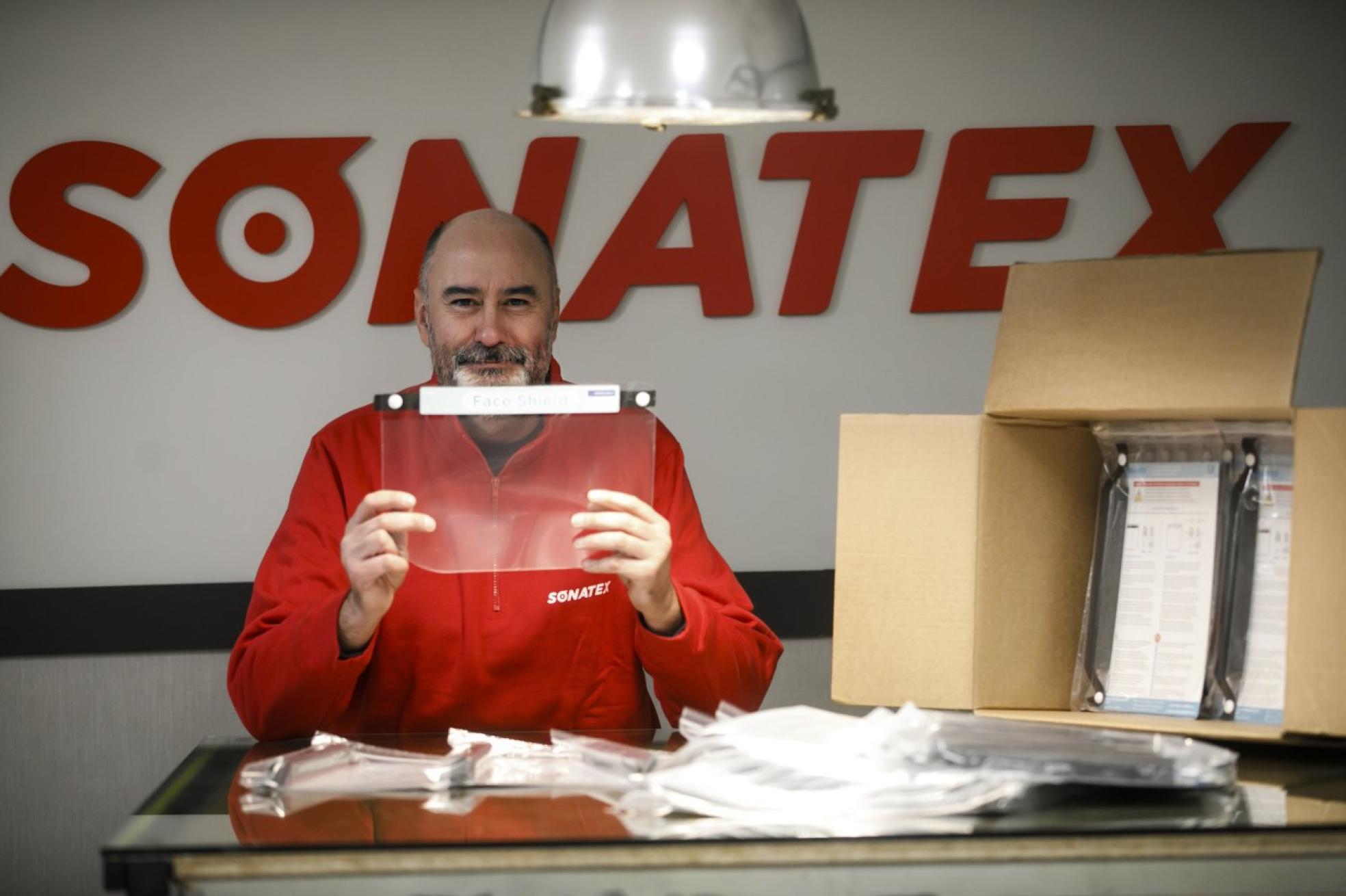 Juan José Benito, de Sonatex, con una muestra de las pantallas faciales fabricadas por la empresa. 