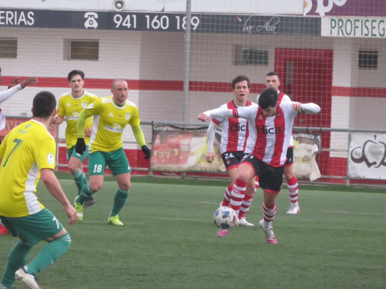 Niño se lleva ante López un balón en la medular. 