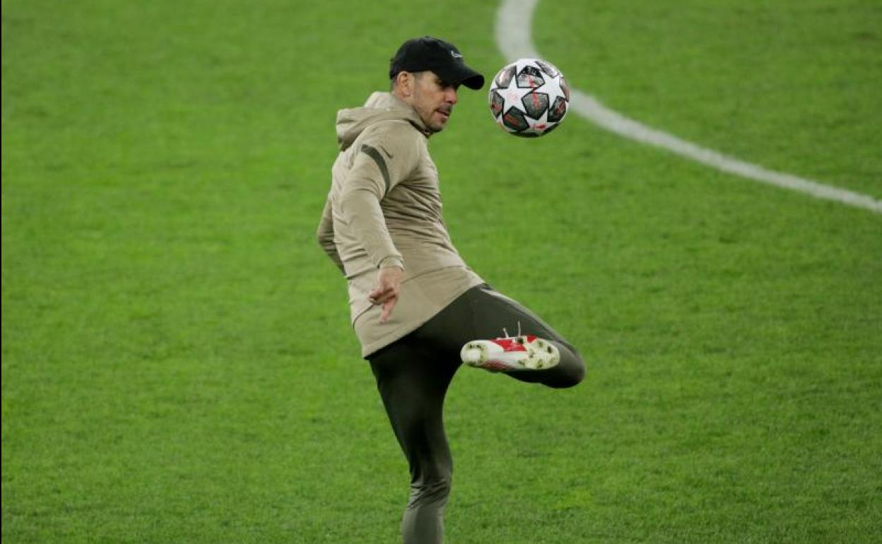 El Cholo Simeone se entrena como si fuera un jugador más del Atlético. 