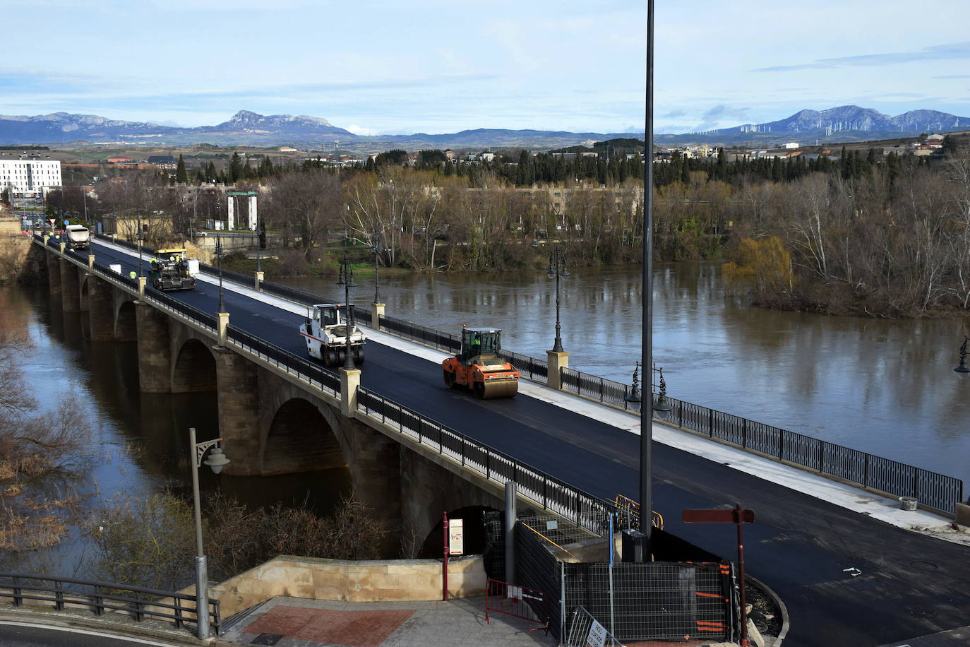 Trabajos de asfaltado realizados en el Puente de Piedra. 