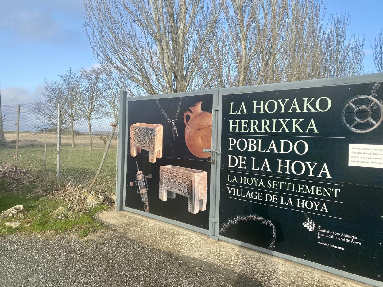 Entrada del protegido poblado de La Hoya. 