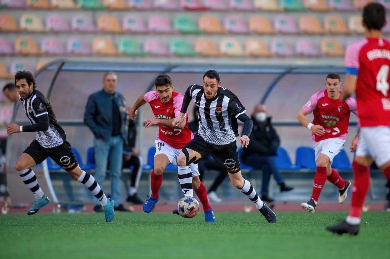 Mikel Bueno busca una acción en el partido ante el Tudelano. 