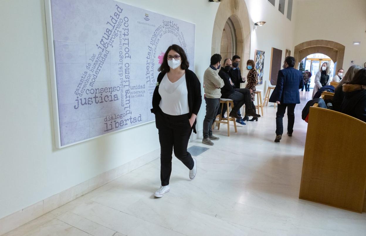 La consejera de Igualdad, Participación y Agenda 2030, en los pasillos del Parlamento de La Rioja. 
