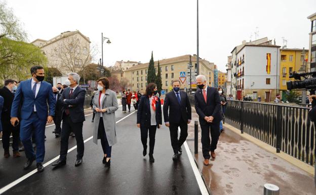 El ministro Ábalos ha recorrido el Puente de Piedra junto a Andreu y Hermoso de Mendoza.