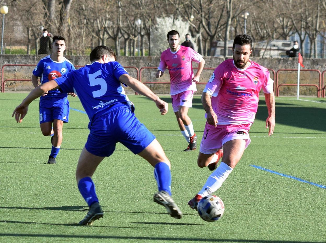 Ángel del Río intenta robar el cuero a Ganzabal. 